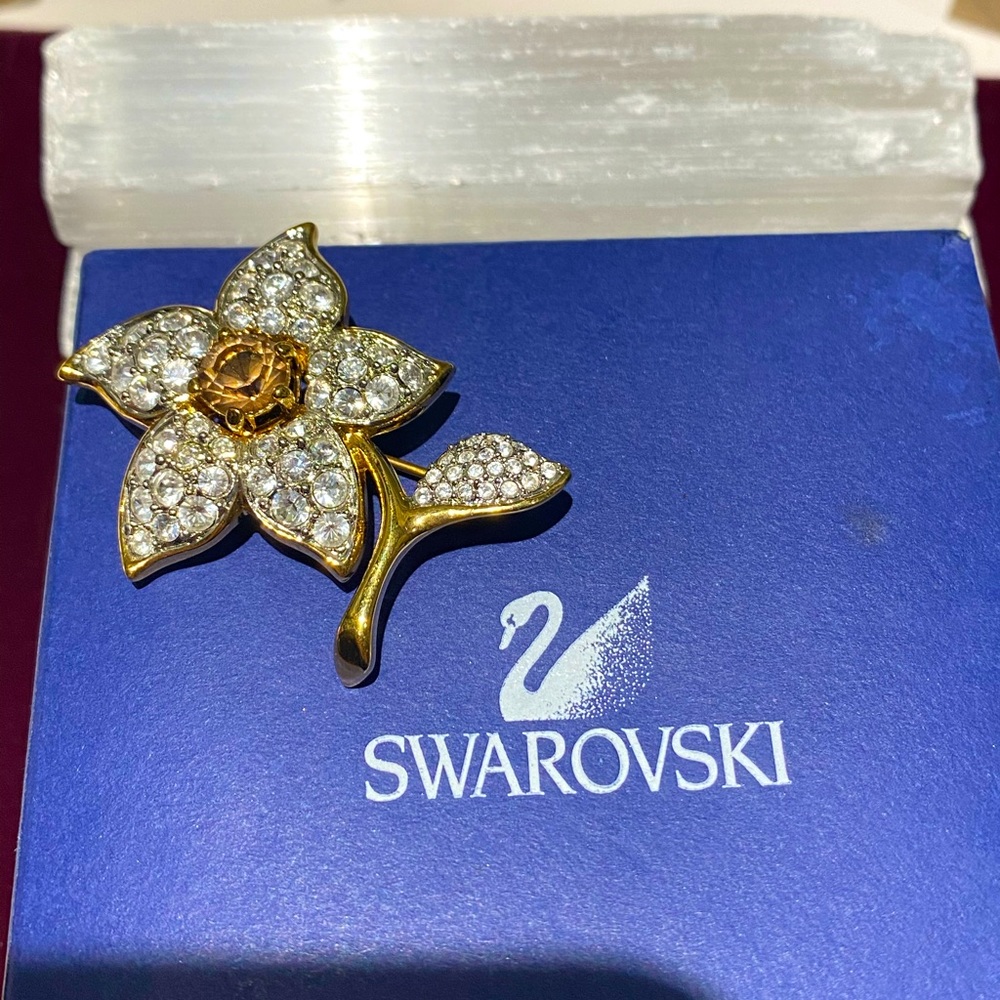 Swarovski Goldtone Flower Brooch✨ 🌸